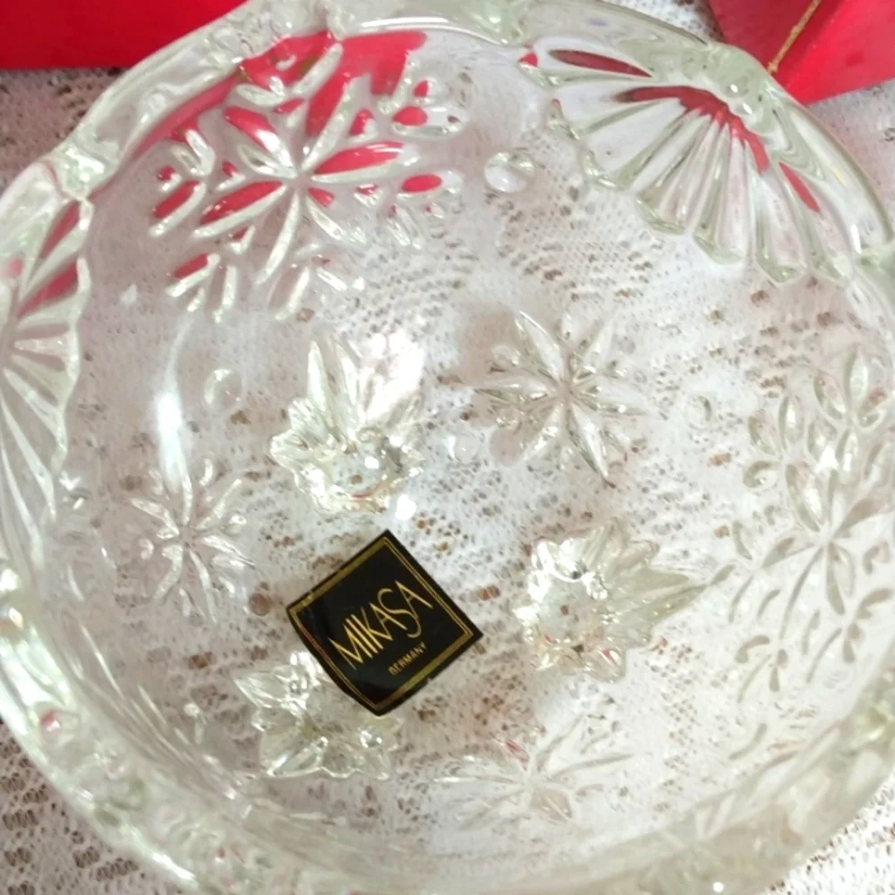 Mikasa Snowflake Candleholder in box. Etched heavy glass